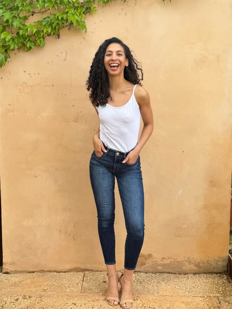 Pola Ganzkörper lachend